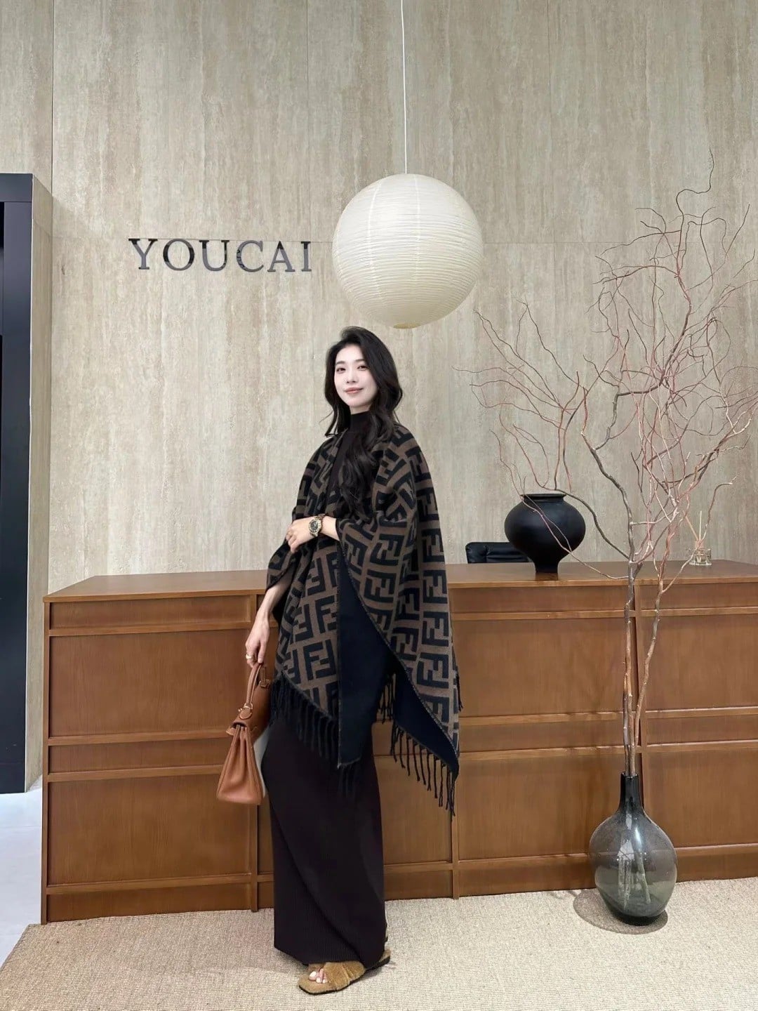 3. Tư thế đứng nghiêng người, ánh mắt nhìn xa xăm