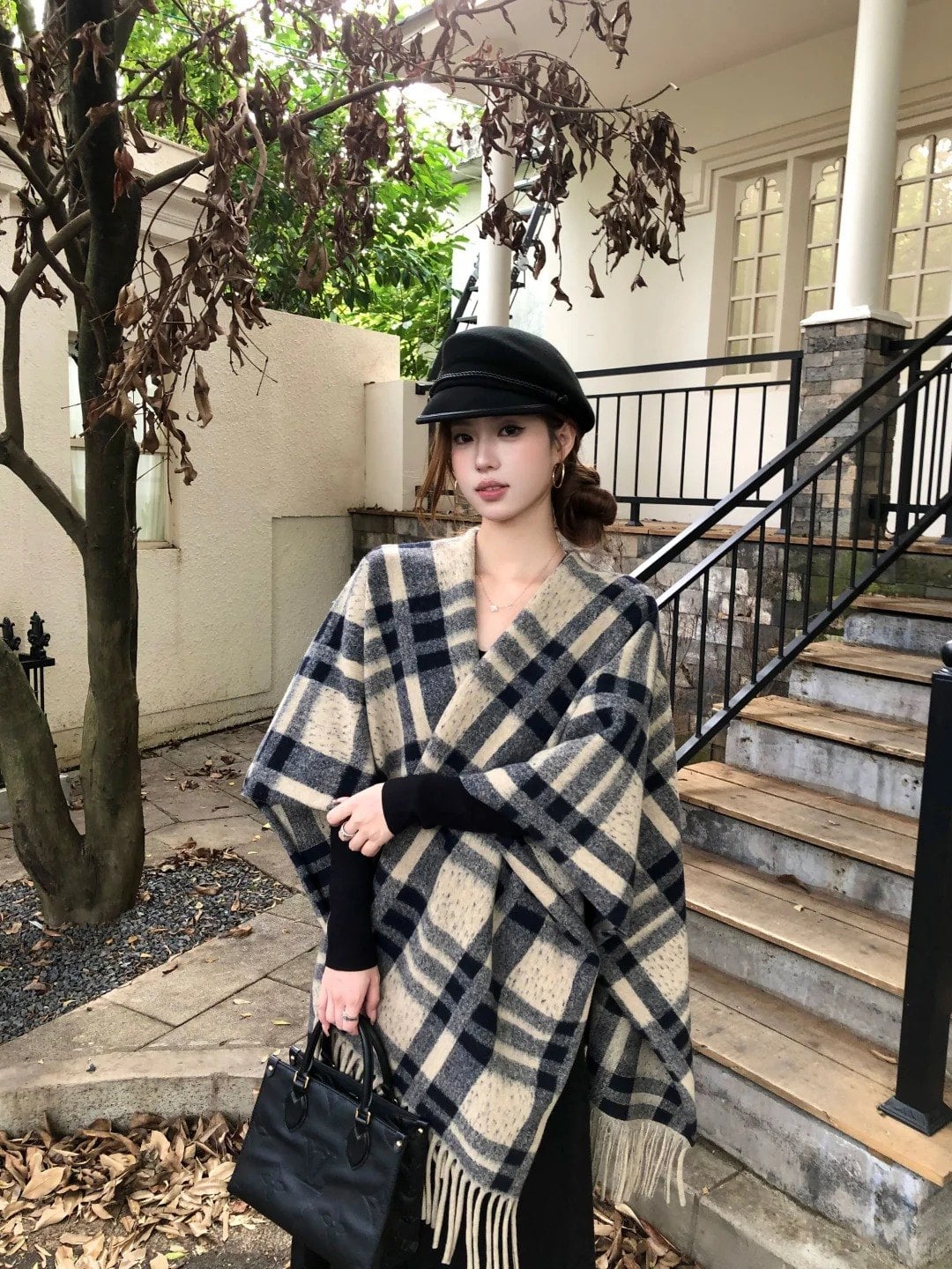 4. Tư thế tay chống hông, đầu đội mũ cá tính