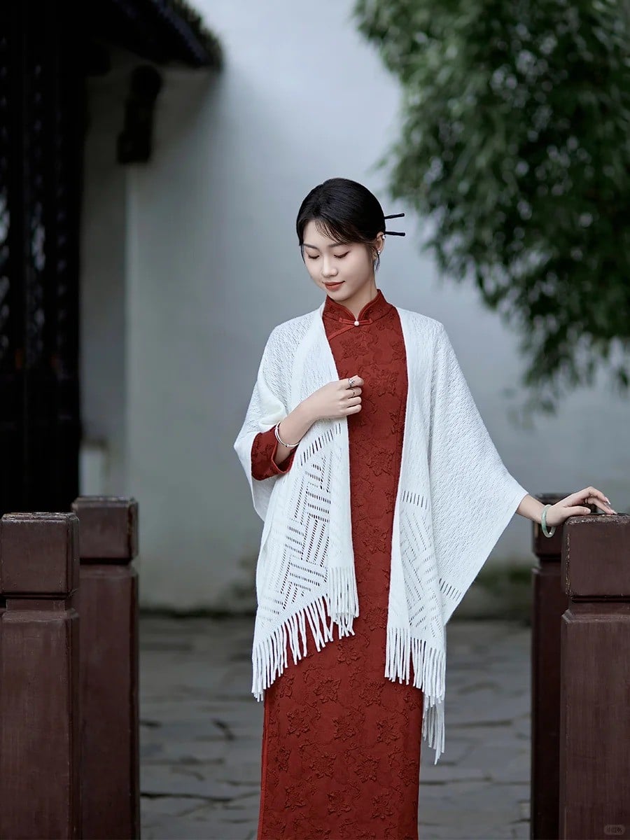 5. Tư thế dịu dàng trong trang phục truyền thống