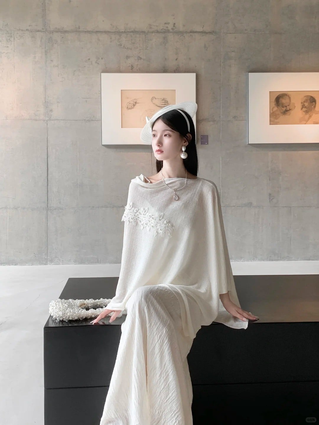 6. Tư thế ngồi thanh lịch, ánh mắt nhìn lơ đãng