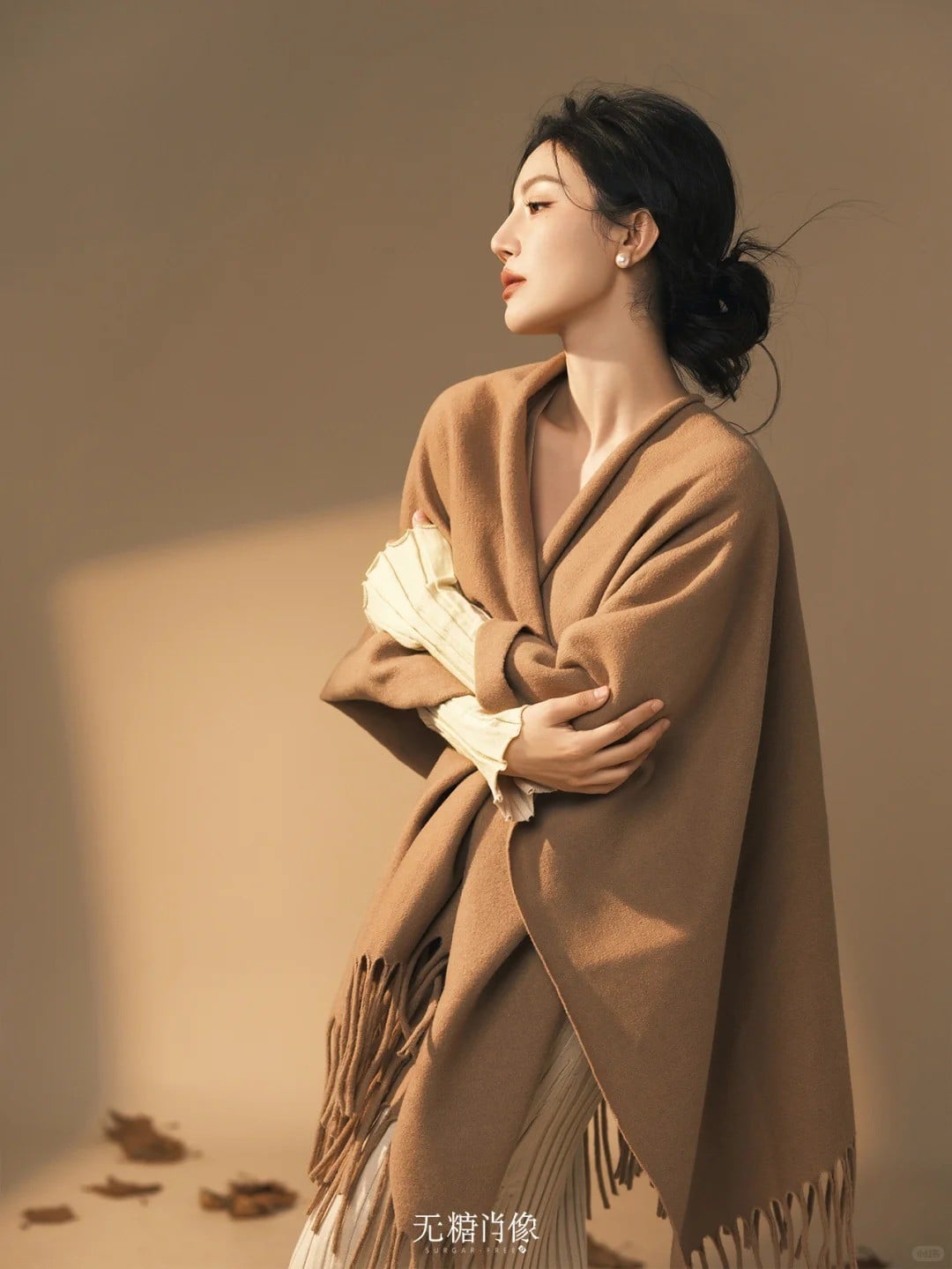 8. Tư thế khoanh tay, thần thái kiêu hãnh