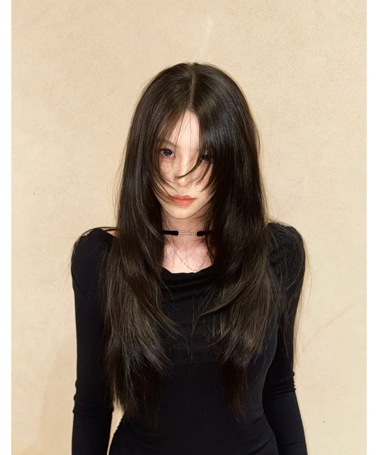 Tóc layer thẳng tỉa ôm mặt màu đen tuyền kết hợp mái bay dài ngang ngực