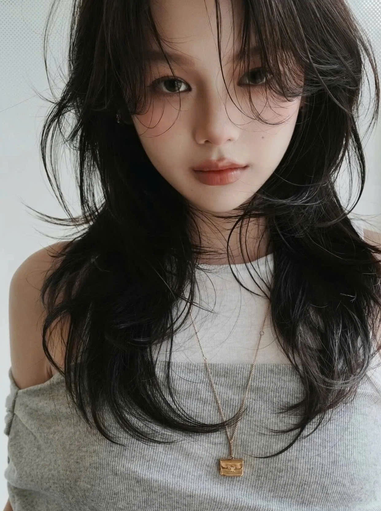 Tóc layer tỉa so le màu đen tự nhiên kết hợp mái bay rối dài qua vai