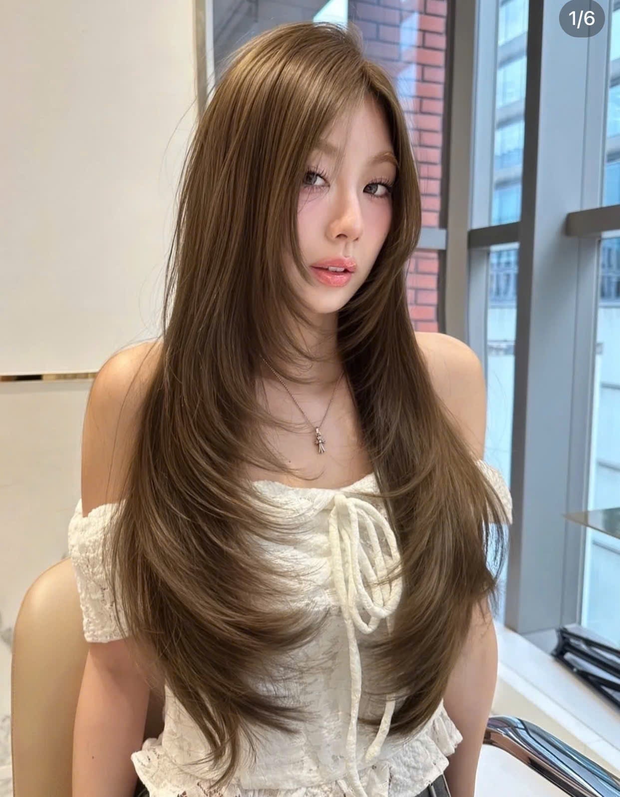 Tóc layer uốn lơi màu nâu khói với mái bay ôm mặt dài qua ngực