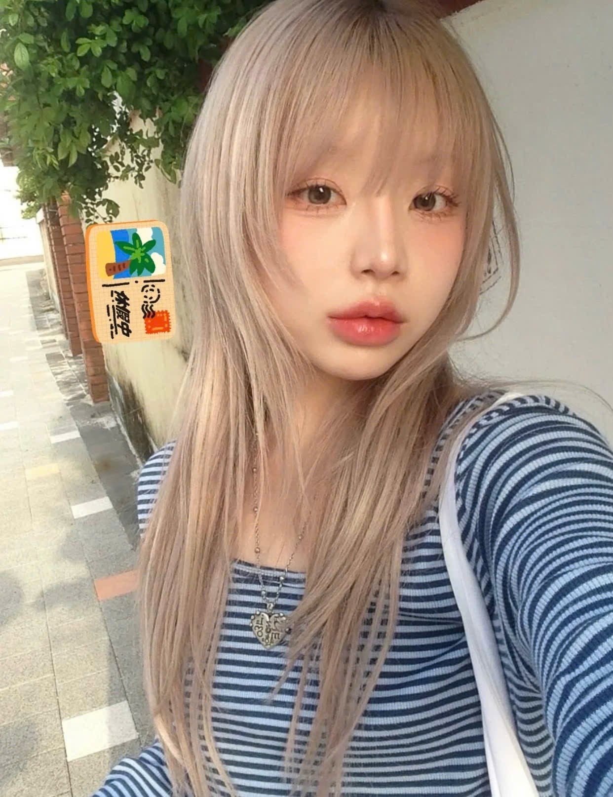 Tóc layer duỗi thẳng màu beige khói kết hợp mái thưa Hime dài qua ngực