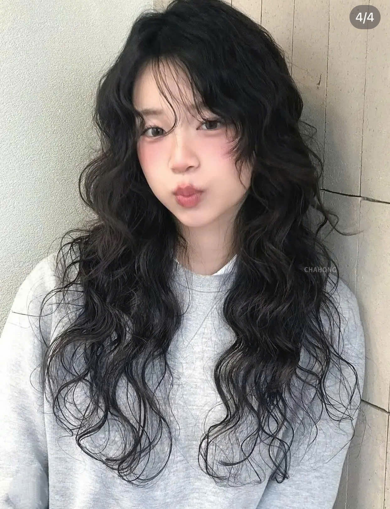 Tóc layer xoăn Hippie màu đen tuyền với mái lưa thưa dài ngang lưng