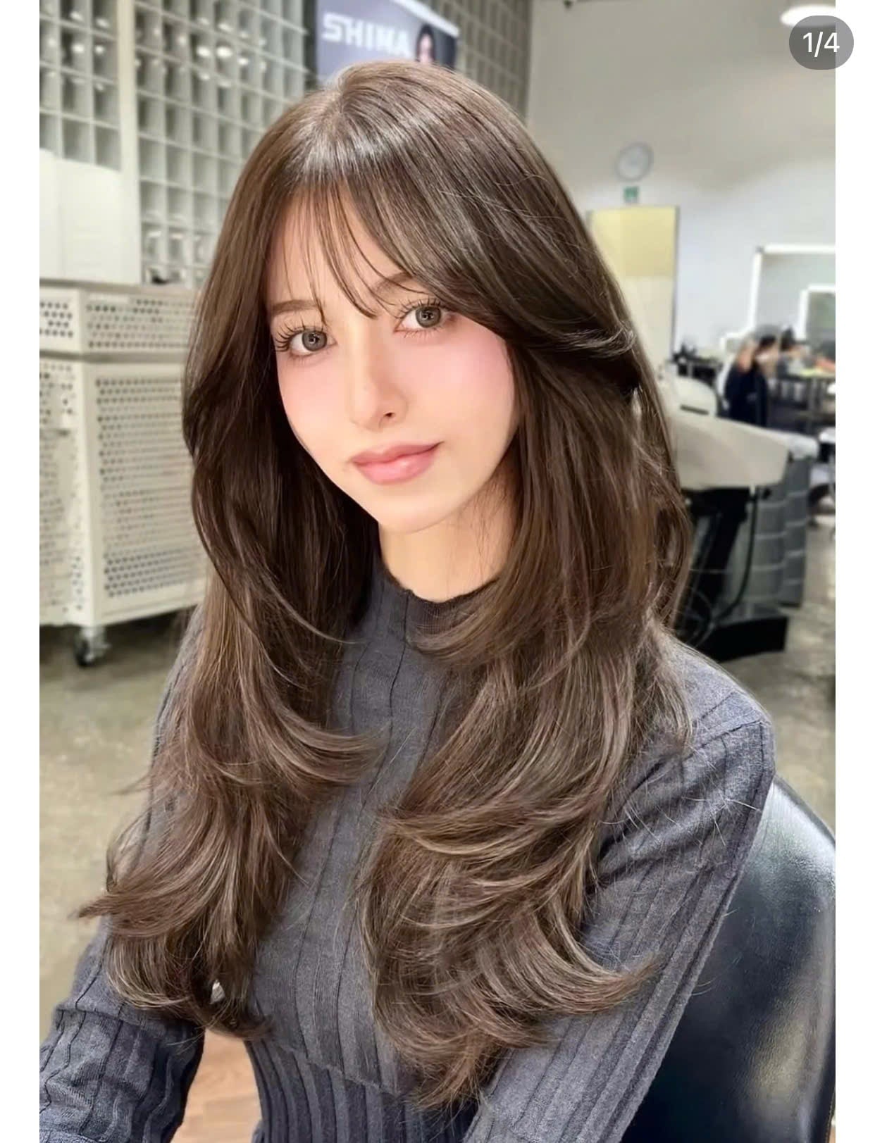 Tóc layer uốn gợn sóng màu nâu highlight với mái bay dài qua ngực