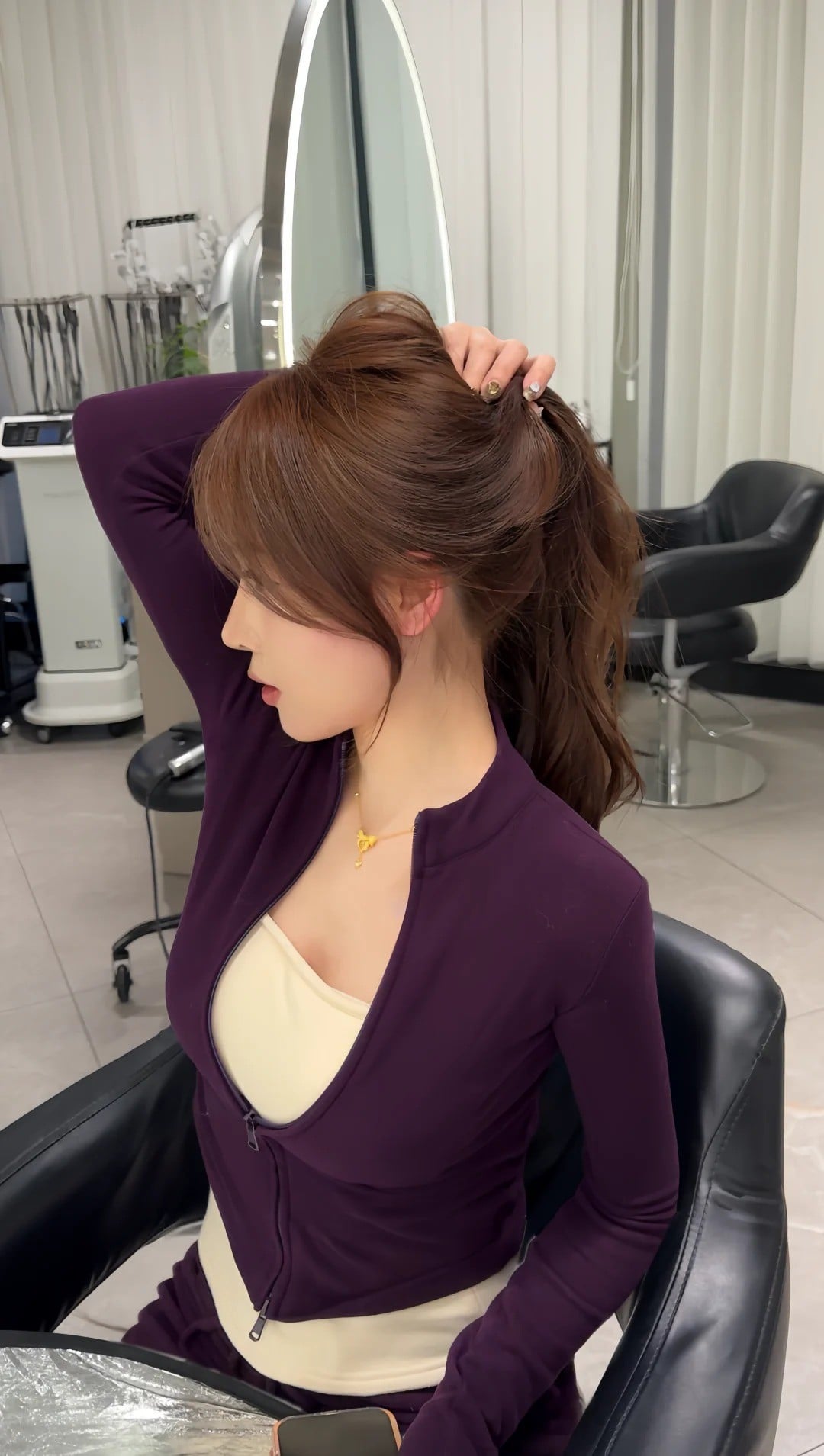 Tóc buộc cao đuôi ngựa lơi tóc mái bay