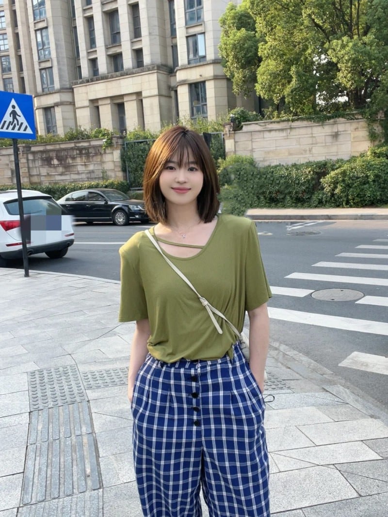 tóc ngang vai thẳng mái thưa