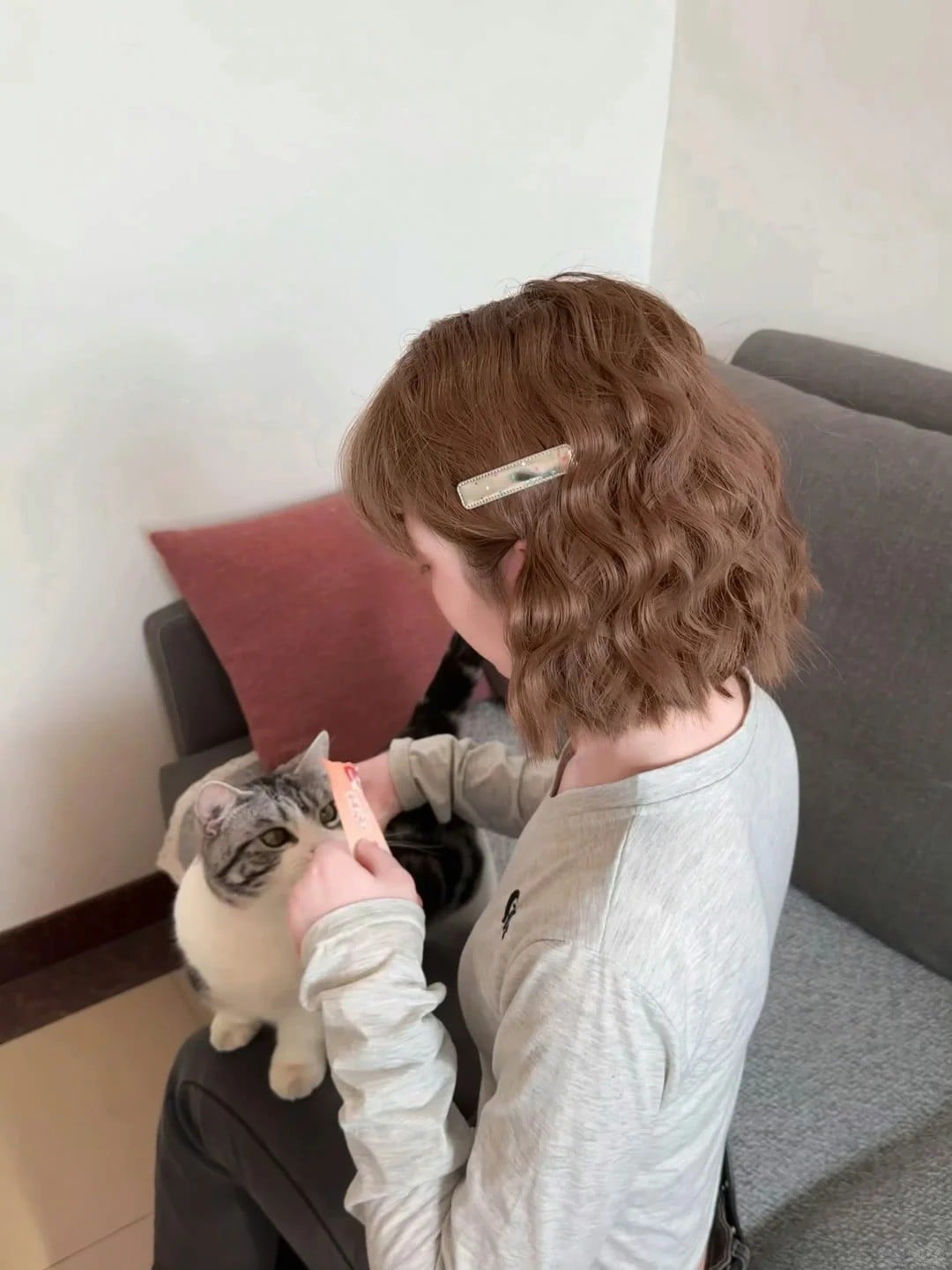 Tóc bob ngắn uốn sóng nước màu nâu hạt dẻ ấm