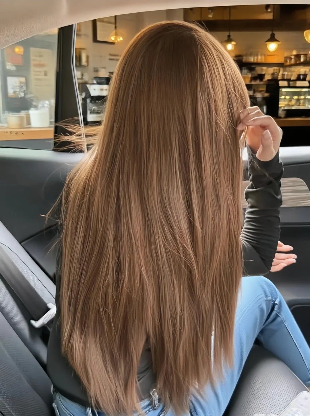 Tóc dài suôn mượt nhìn từ phía sau màu nâu hạt dẻ cổ điển