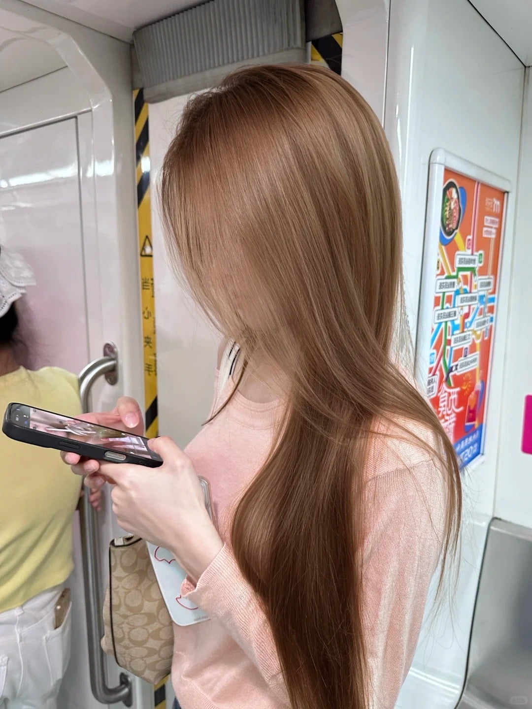 Tóc dài suôn thẳng mượt màu nâu hạt dẻ sáng