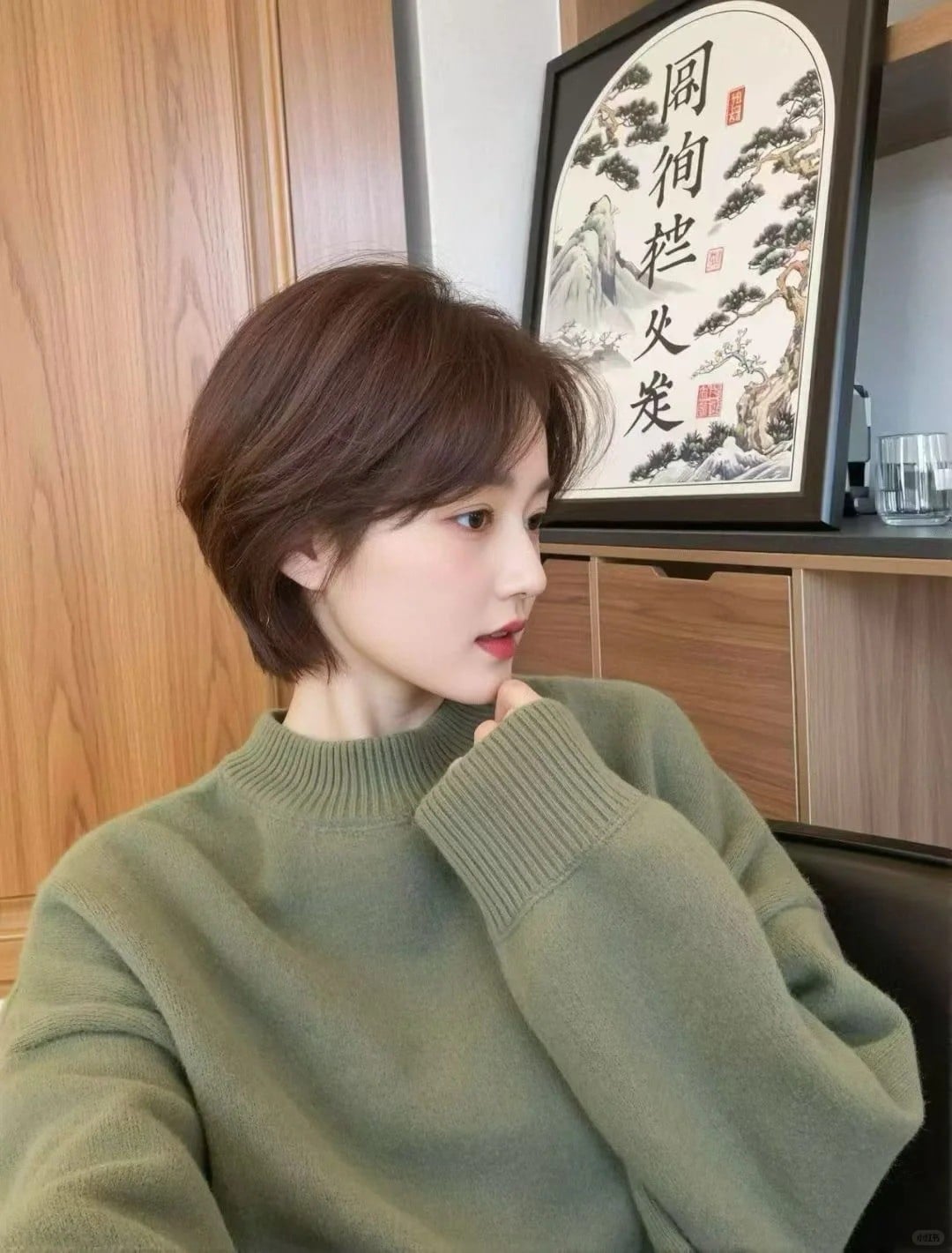 Tóc bob ngắn rẽ ngôi lệch màu nâu hạt dẻ trầm