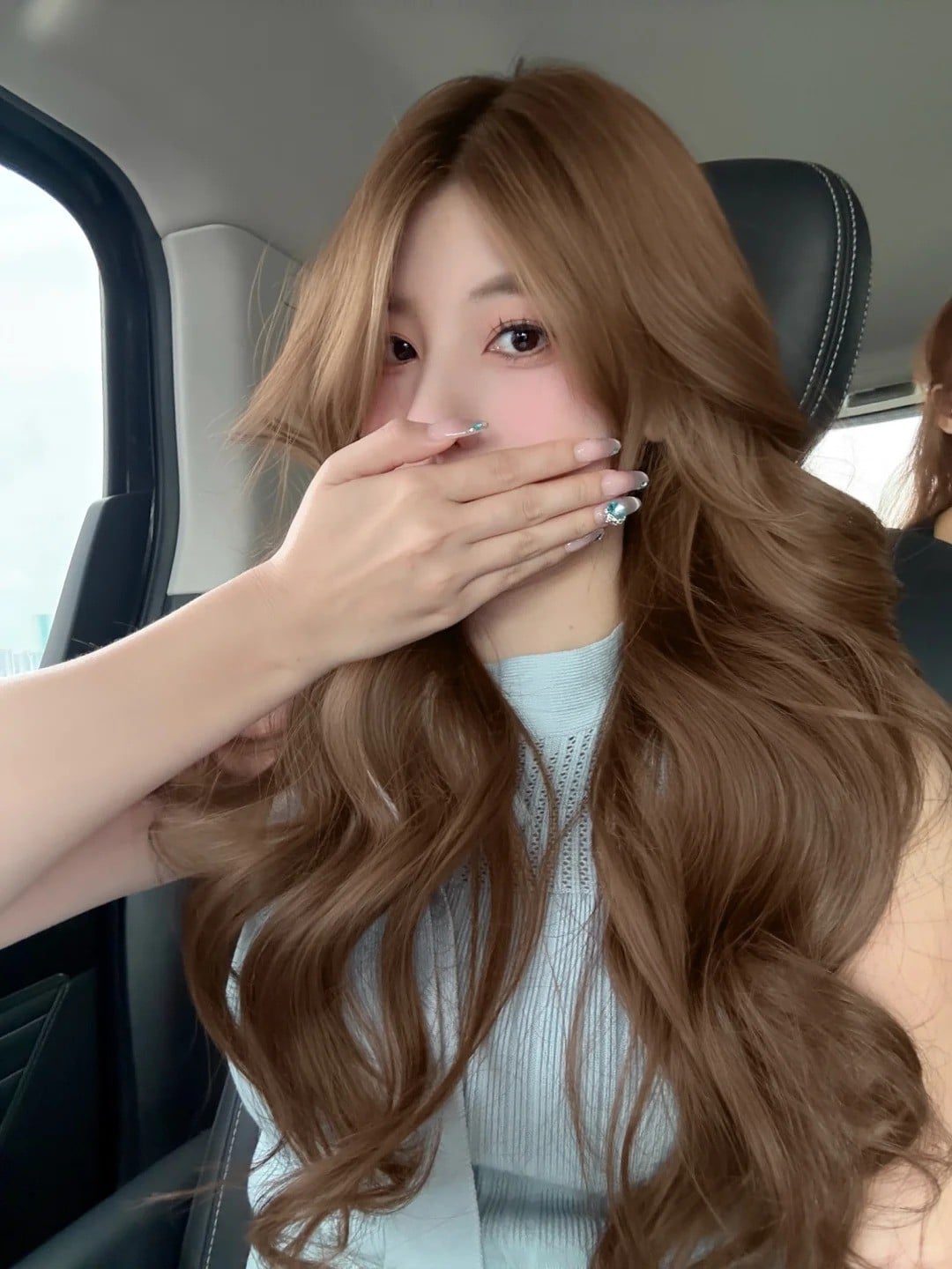 Tóc dài uốn xoăn sóng nước màu nâu hạt dẻ sáng