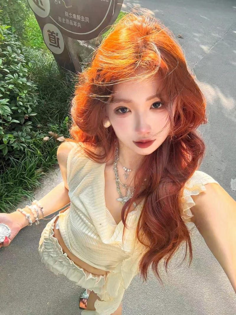 Tóc xoăn xù hippie màu cam đỏ rực rỡ