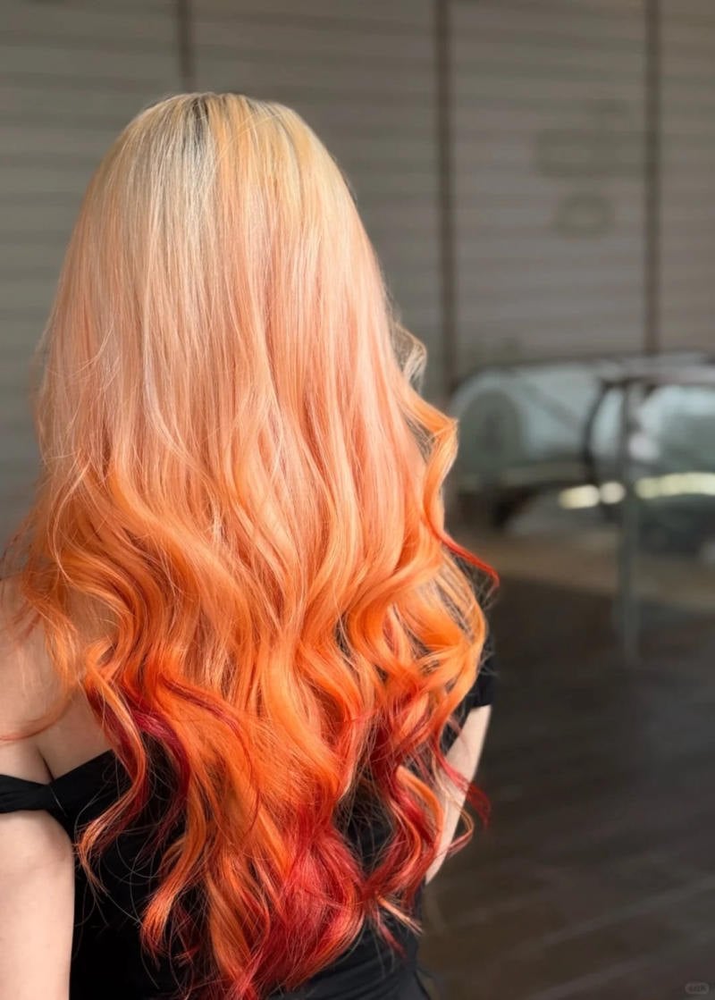 Tóc xoăn sóng nước ombre bạch kim sang cam đào