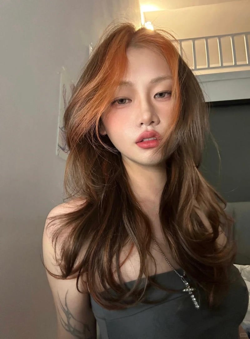 Tóc nâu hạt dẻ kết hợp mái light (Money Piece) màu cam