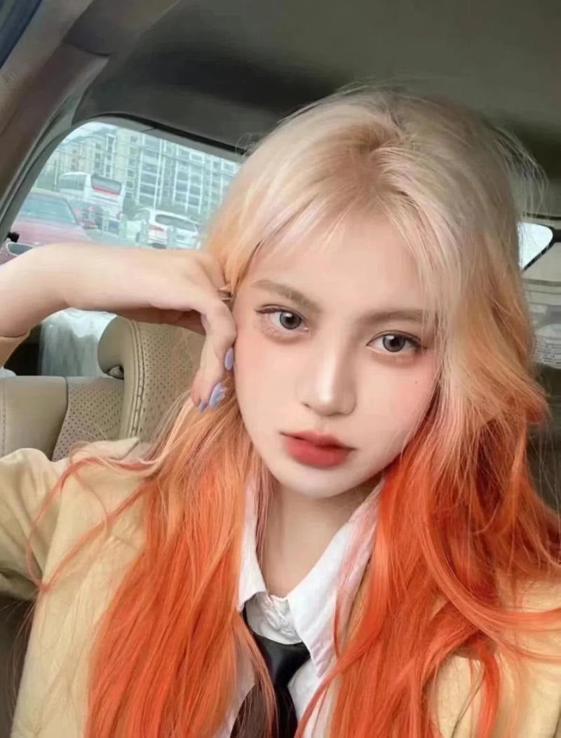 Tóc vàng bạch kim dip-dye đuôi màu cam đậm