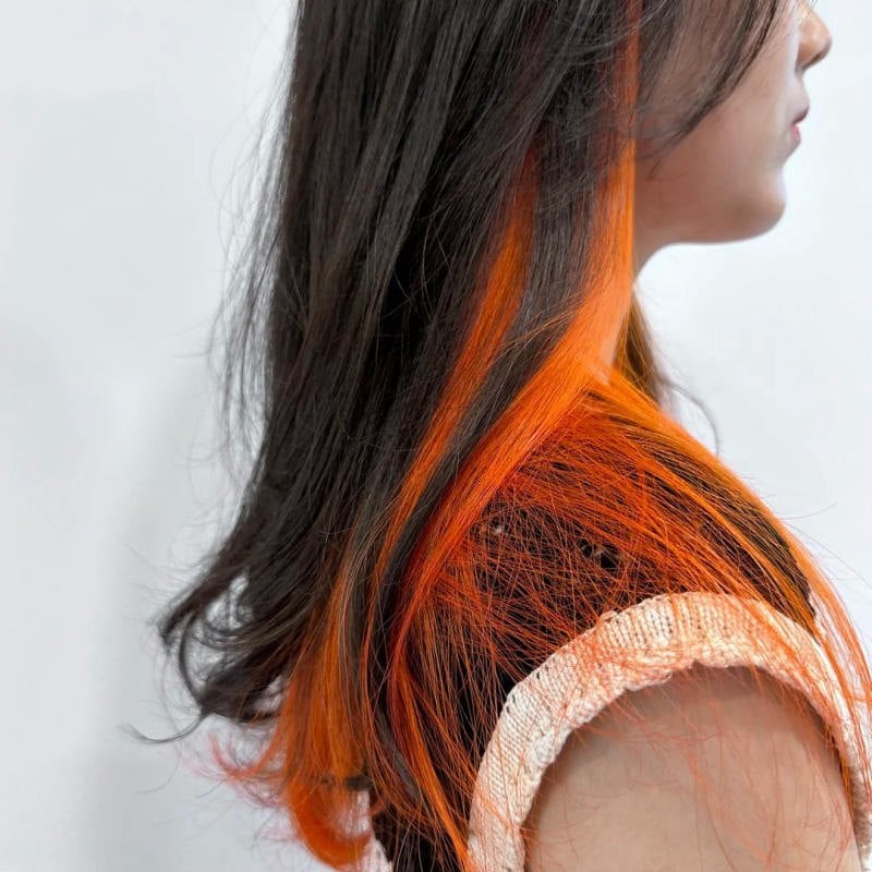 Tóc đen nhuộm highlight vành tai (Earloop) màu cam cháy