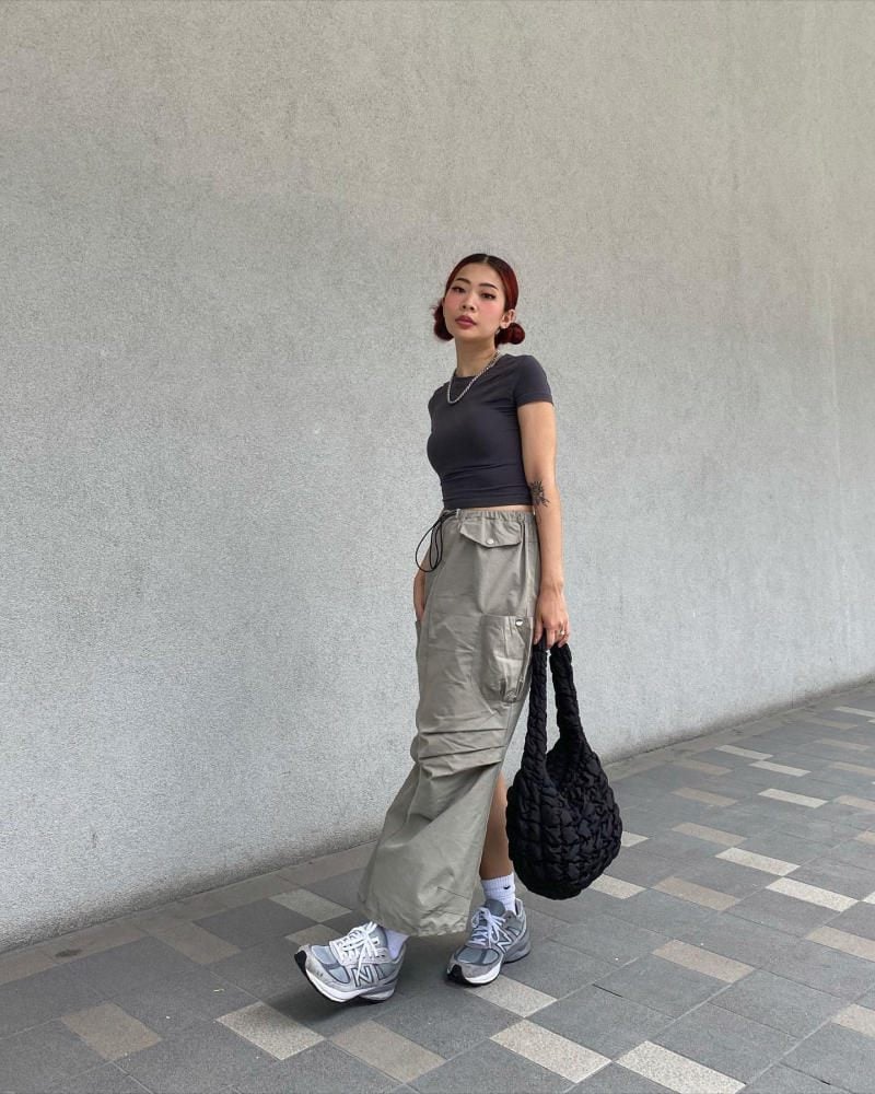 Phong cách đường phố cùng túi hobo và chân váy cargo