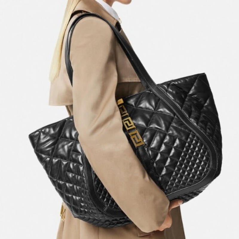 Đẳng cấp và quyền lực cùng túi tote Versace