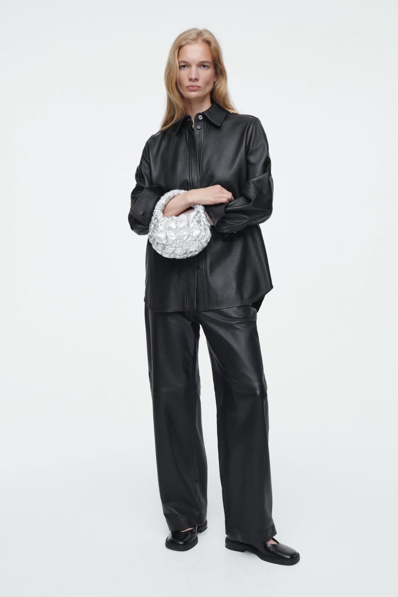 Nét chấm phá vị lai với túi cầm tay ánh bạc