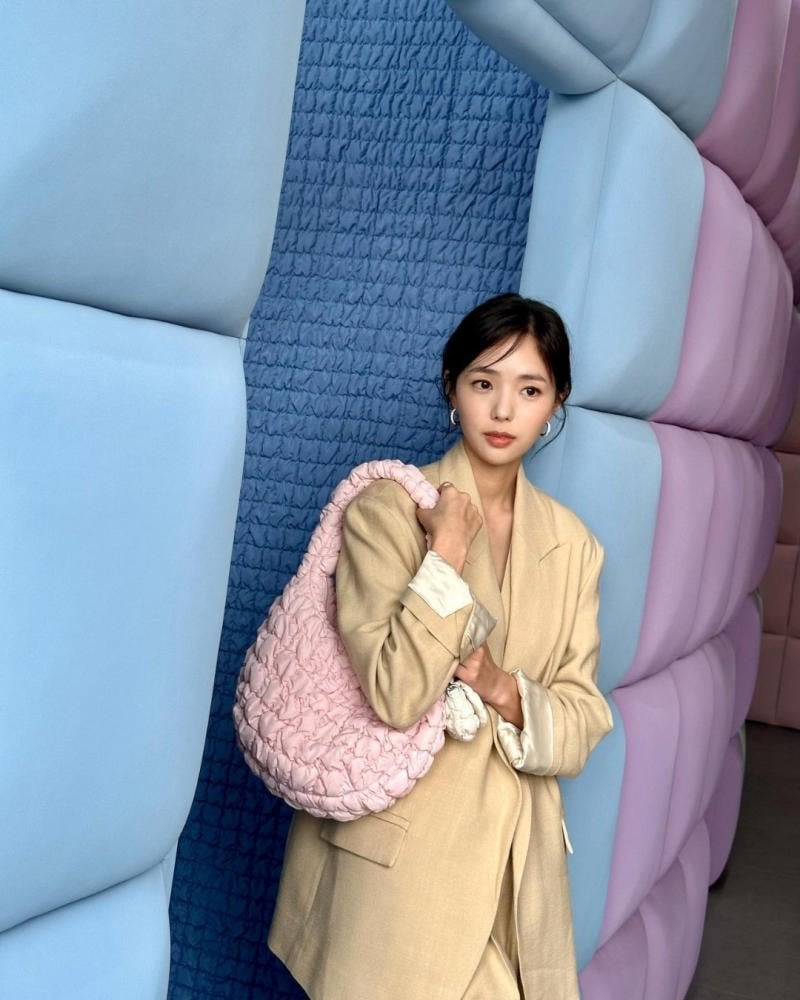 Nhẹ nhàng và thơ mộng với túi hobo màu hồng pastel