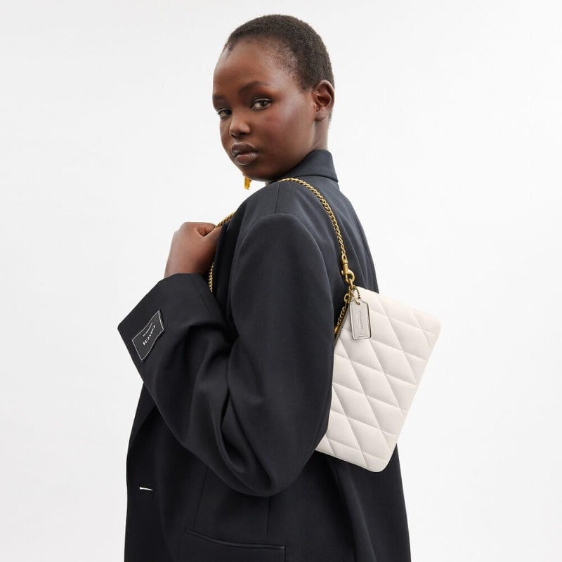 Hiện đại và tinh tế cùng túi Coach Quilties màu trắng