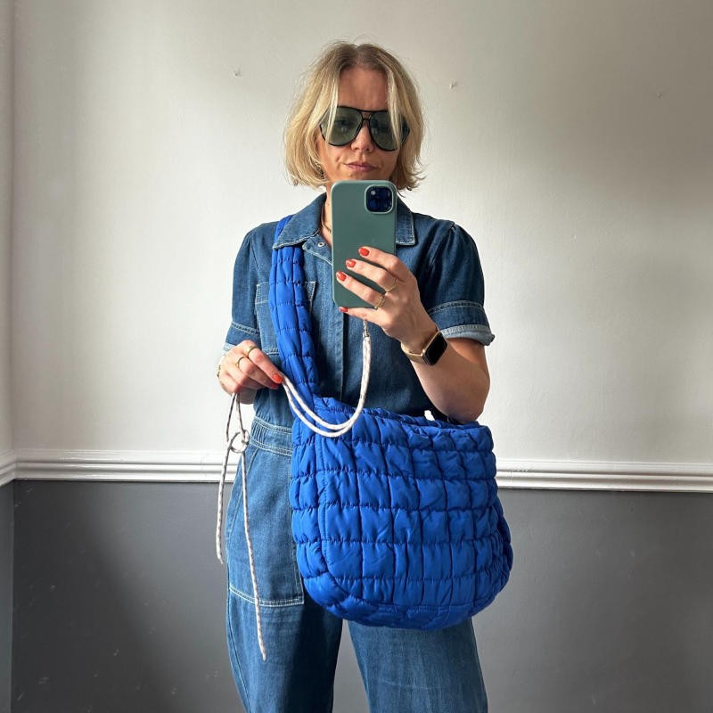 Năng động và nổi bật với túi chần bông sắc xanh cobalt