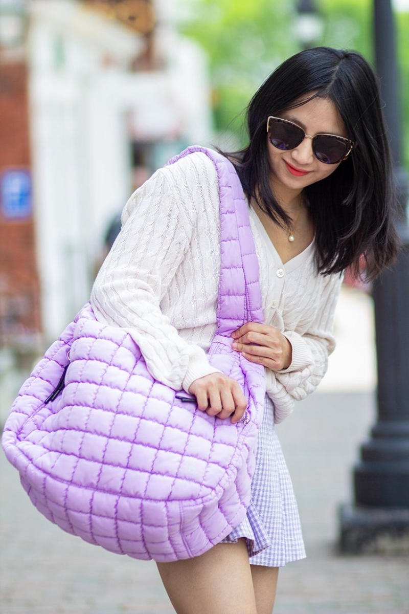 Ngọt ngào và nữ tính với túi tote chần bông màu tím lavender