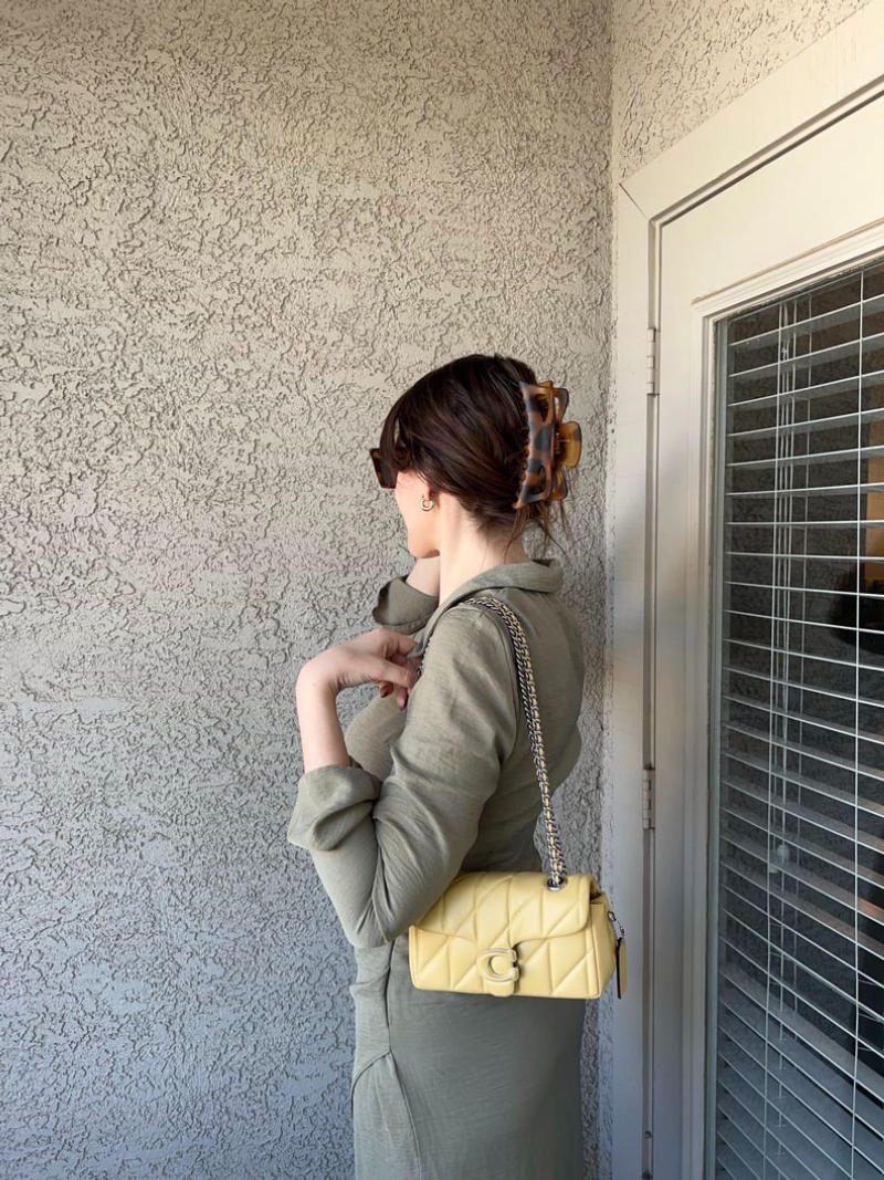 Chút chấm phá thời thượng với túi vai màu vàng chanh