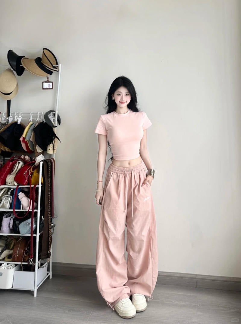 Quần hồng phối áo màu gì vừa xinh vừa trendy?