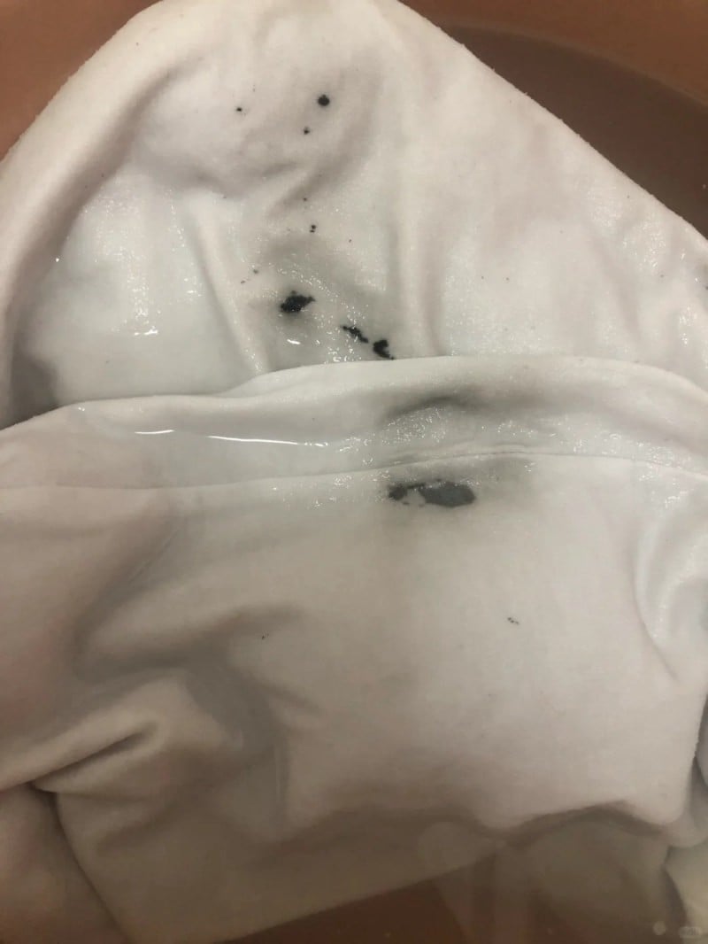 cách tẩy vết mực lâu ngày trên áo màu