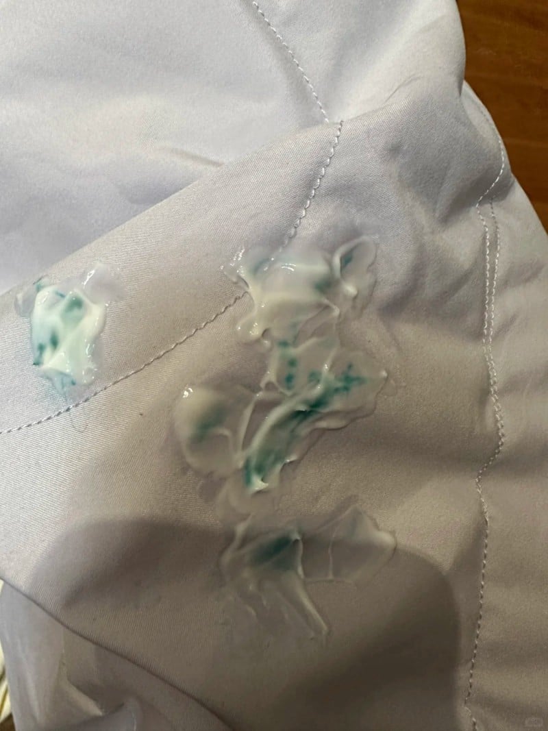 cách tẩy vết mực lâu ngày trên áo màu