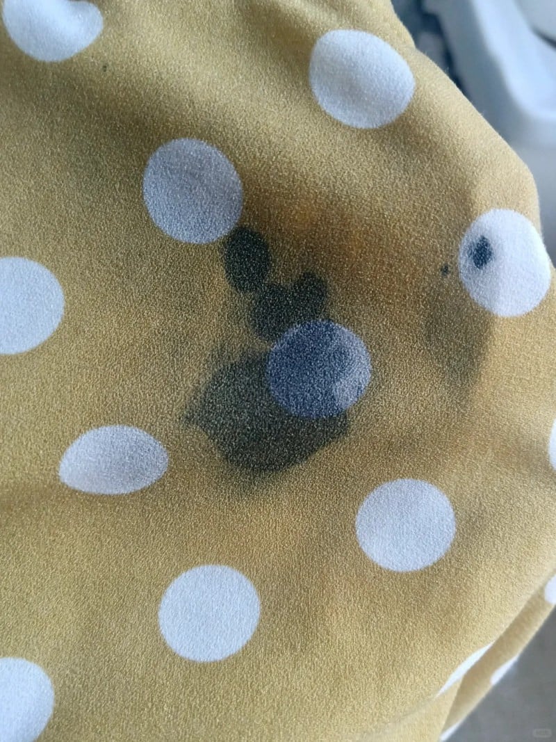 cách tẩy vết mực lâu ngày trên áo màu