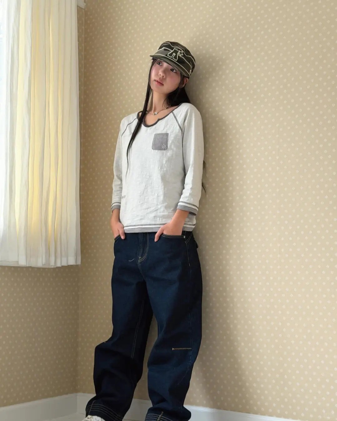 Năng động với áo thun raglan và quần jeans ống rộng
