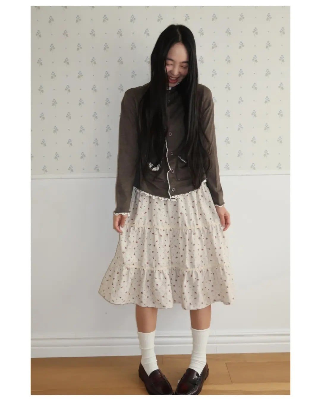 Vẻ đẹp cổ điển với áo cardigan và chân váy tầng hoa nhí