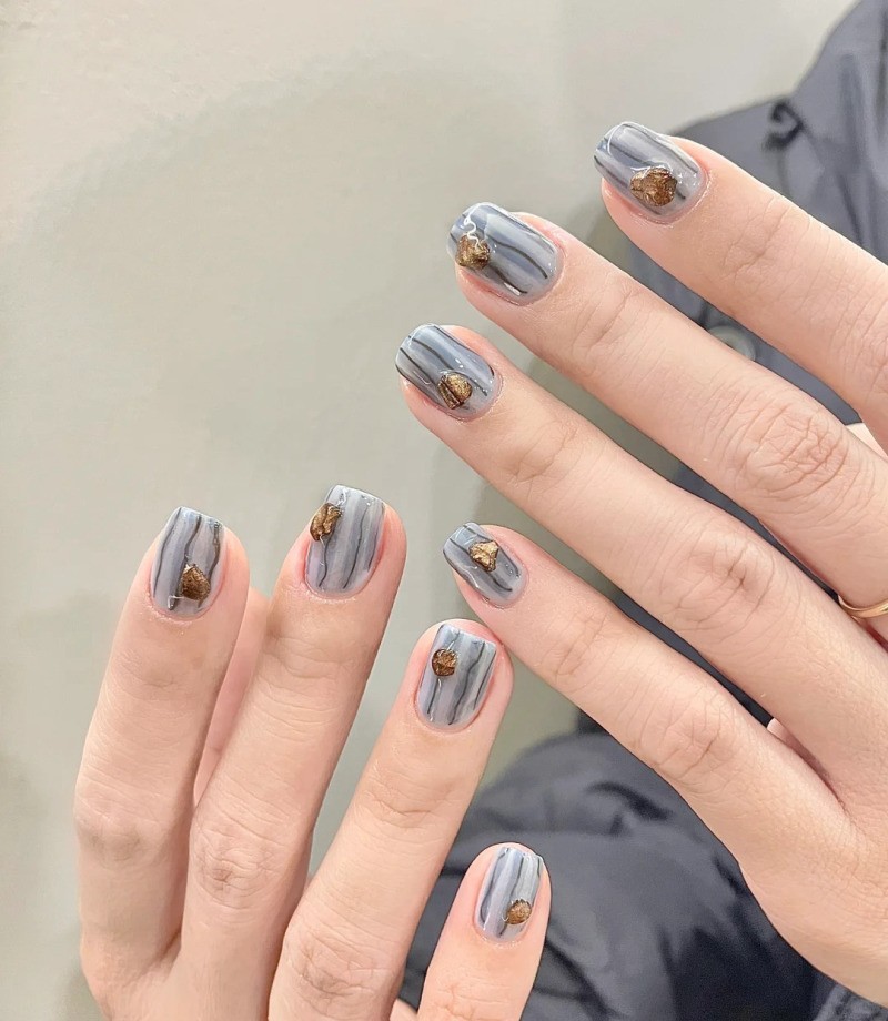 những mẫu nail kẻ sọc