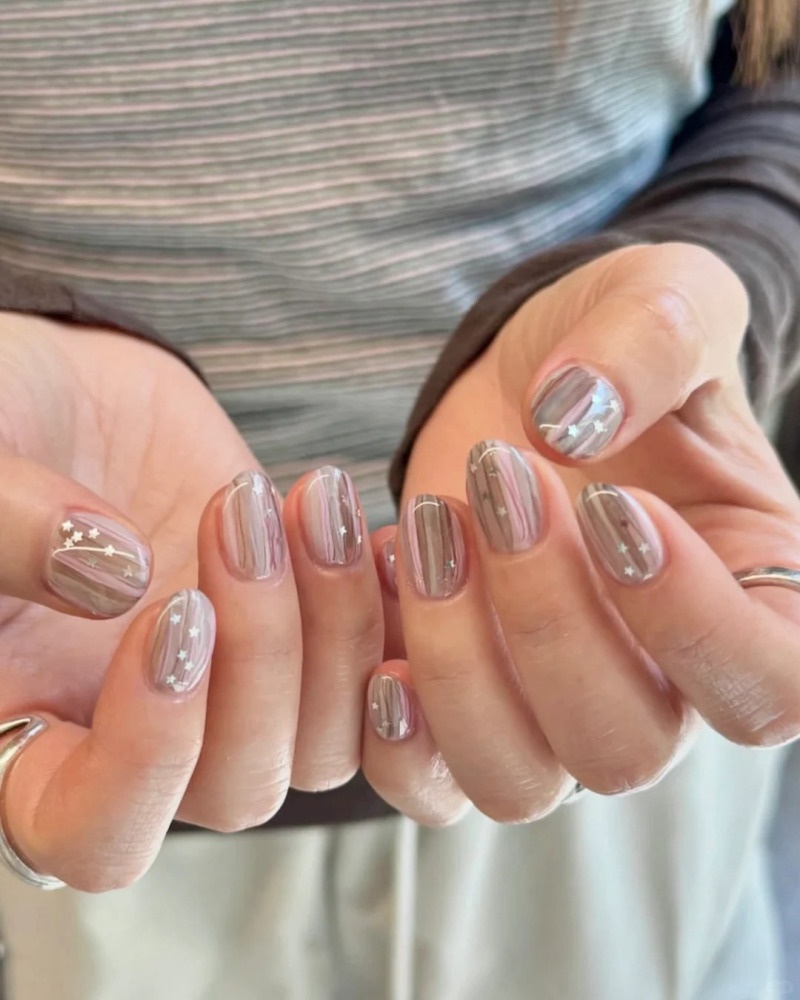 những mẫu nail kẻ sọc