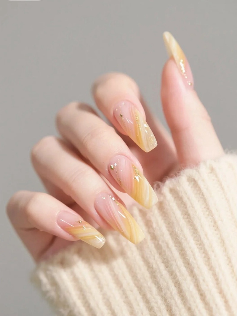 những mẫu nail kẻ sọc