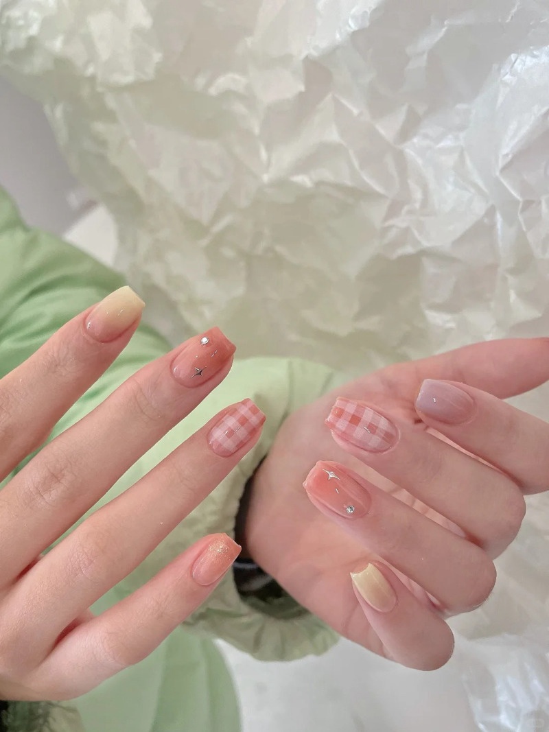 những mẫu nail kẻ sọc