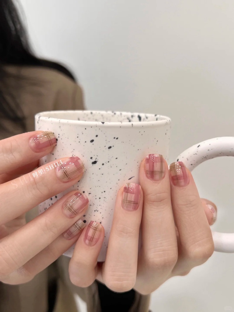 những mẫu nail kẻ sọc