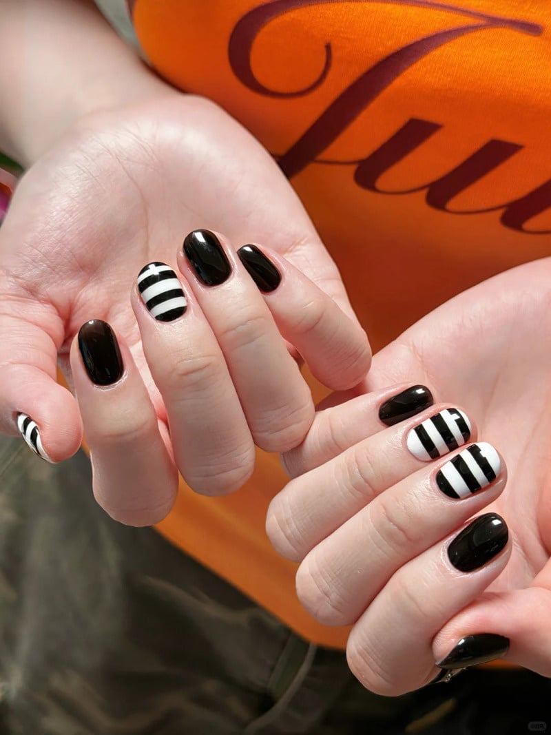 những mẫu nail kẻ sọc