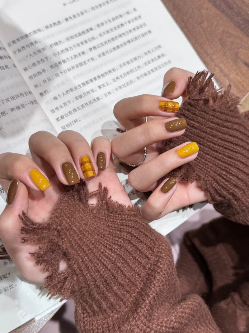 mệnh thủy sơn móng tay màu gì