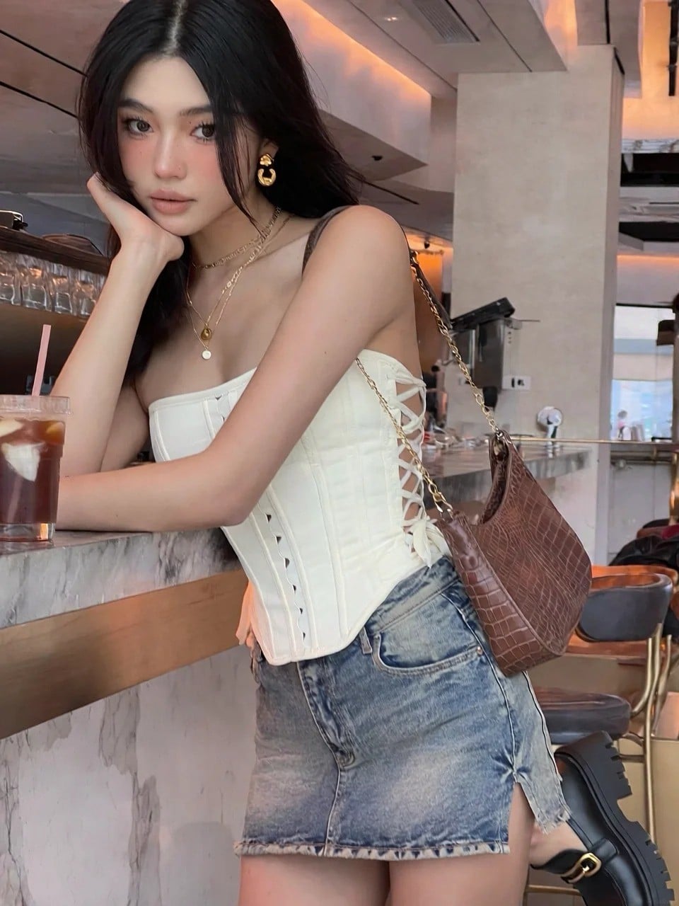 chân váy jean mặc với áo gì