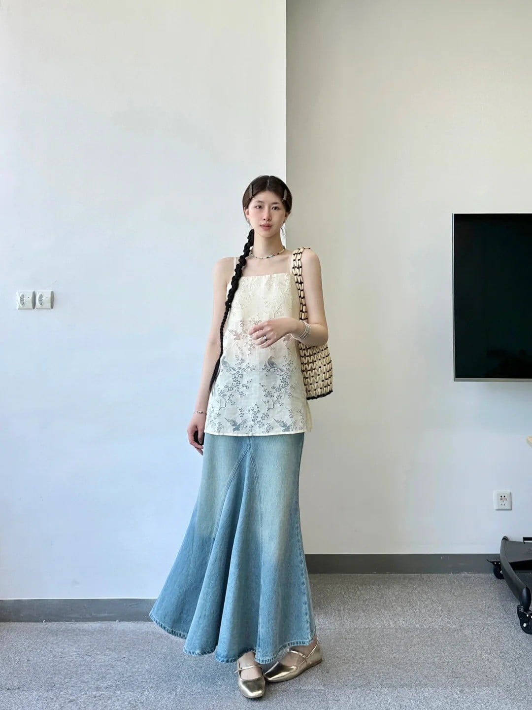 chân váy jean mặc với áo gì