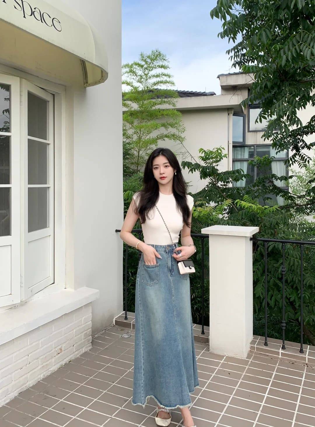 chân váy jean mặc với áo gì