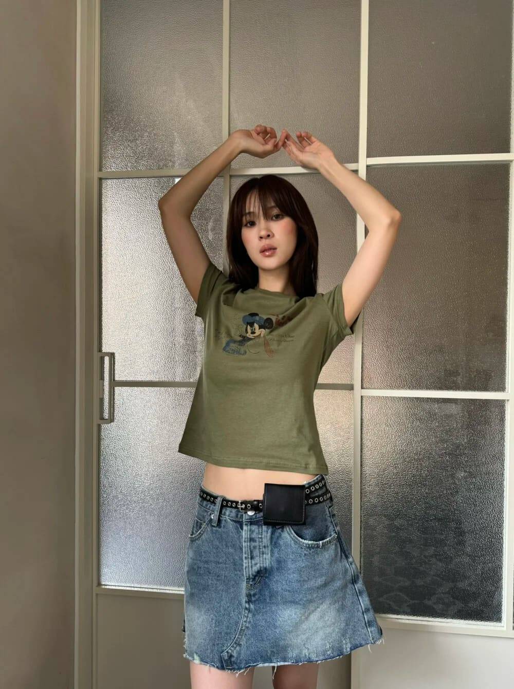 chân váy jean mặc với áo gì