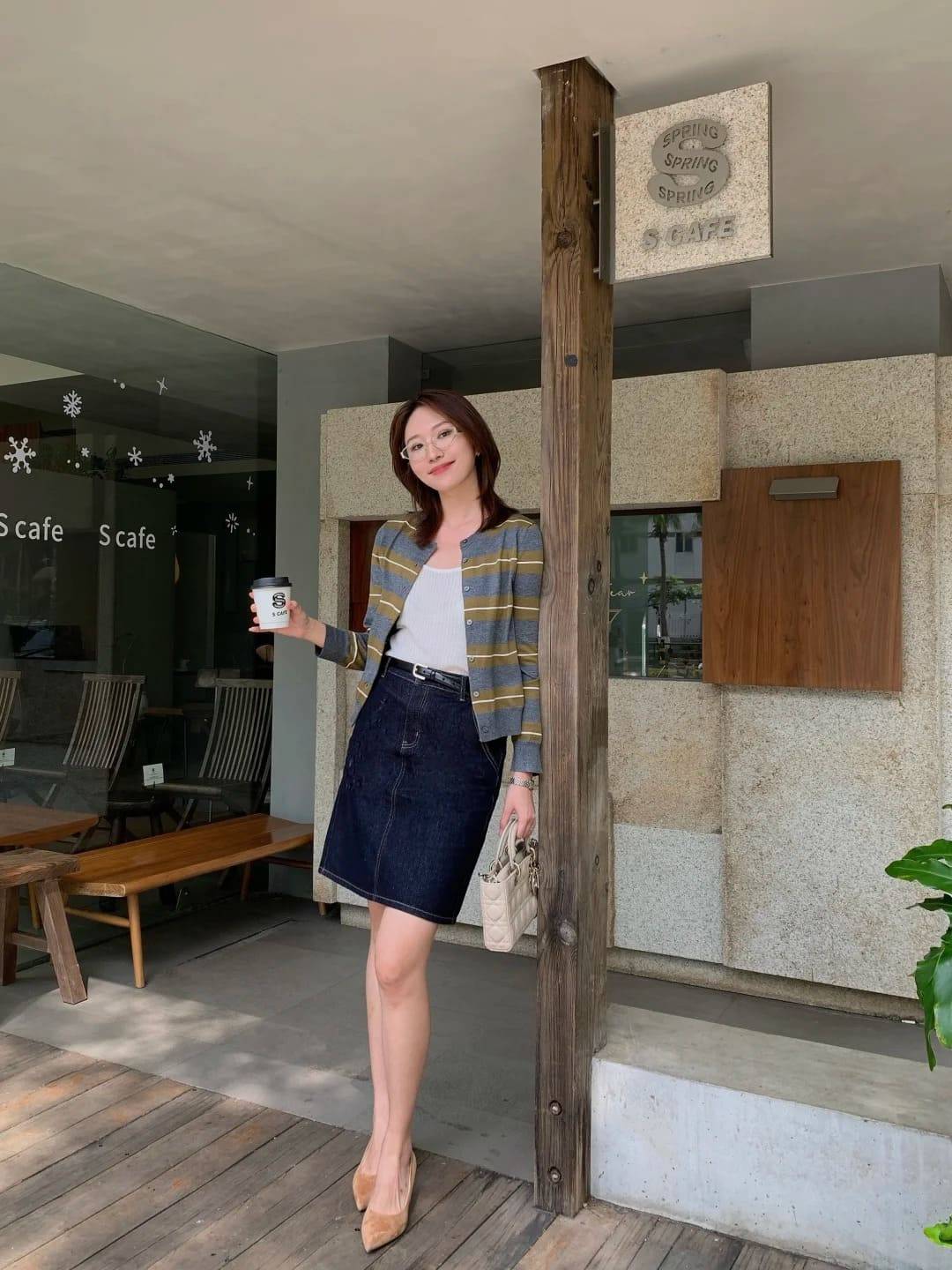 chân váy jean mặc với áo gì