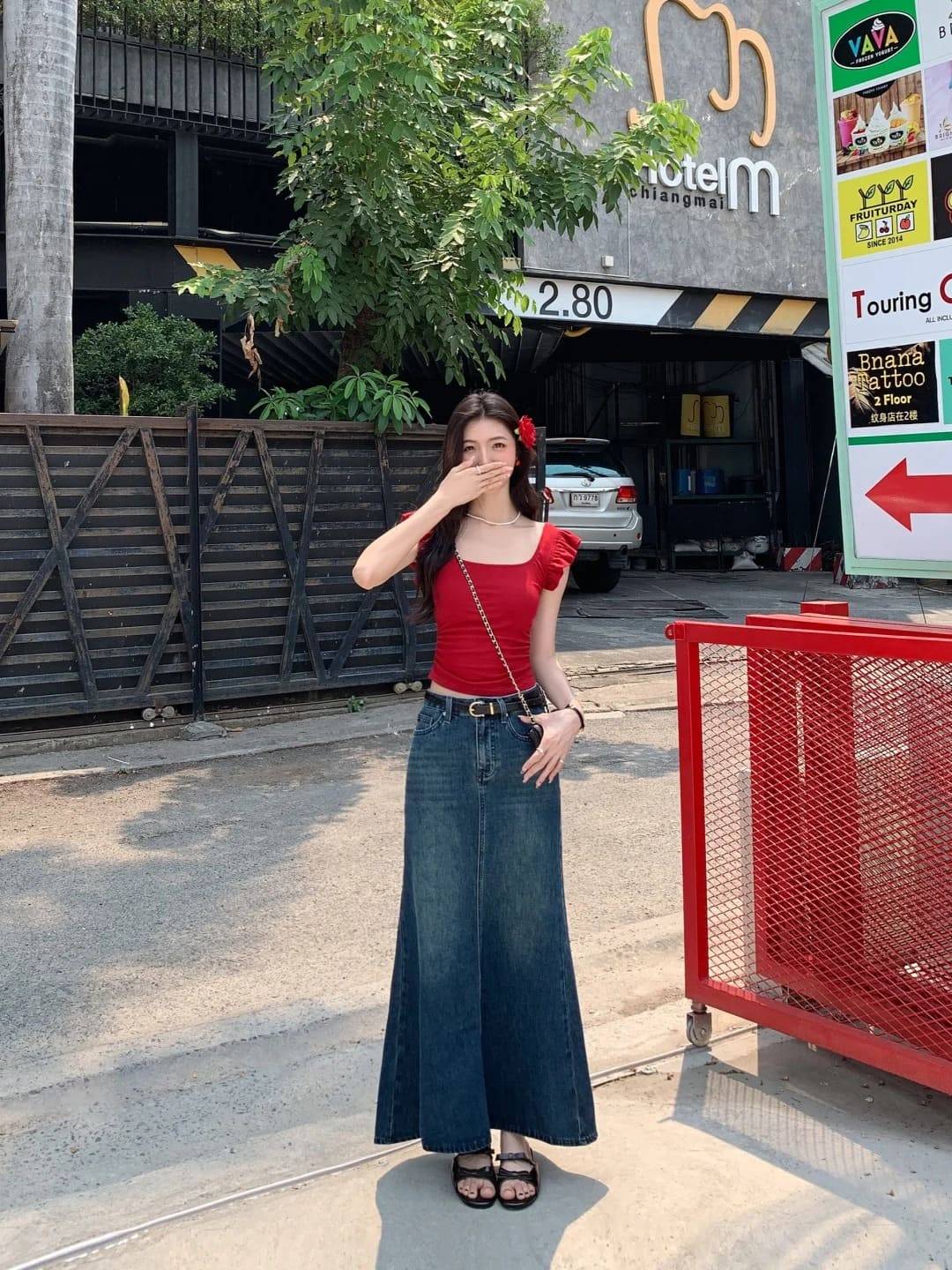 chân váy jean mặc với áo gì